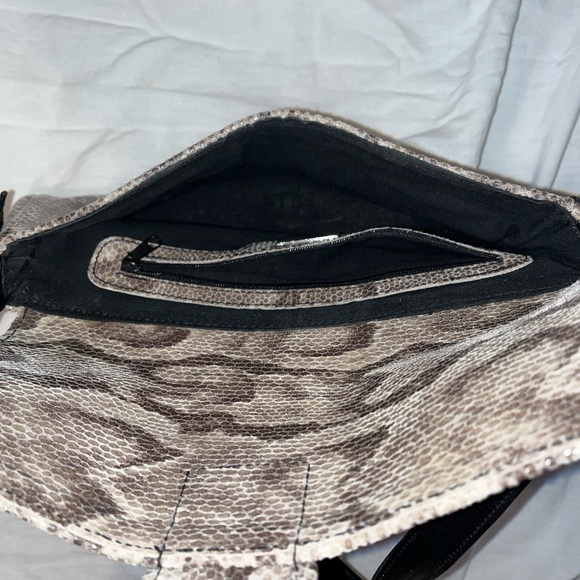 Original (Made in Italy) Cecconi brown snake print handbag with black strap. - Picture 5 of 6